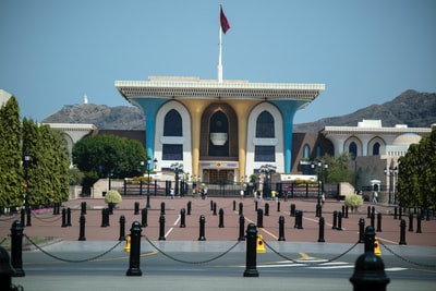 混凝土建筑和波兰人包围
